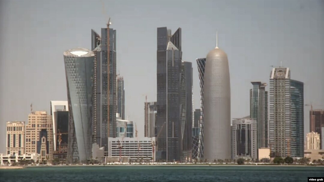 Doha, la moderna capital de Qatar, está situada en una pequeña península a orillas del Golfo Pérsico.