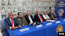 Representantes del exilio cubano reunidos en la sede de la Brigada de Asalto 2506 respaldaron la acusación contra Raúl Castro por el Departamento de Justicia de Estados Unidos. (OCB)
