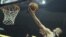 El jugador Manu Ginóbili (d) de San Antonio Spurs intenta anotar una canasta. 