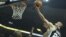 El jugador de los Memphis Grizzlies Quincy Pondexter (i) intenta bloquear la canasta de Manu Ginobili (d) de San Antonio Spurs. 