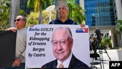 Manifestantes exigen una condena máxima para Victor Manuel Rocha, frente al tribunal federal de Miami el 12 de abril de 2024. (CHANDAN KHANNA/AFP).