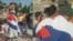 La familia de Bárzaga Mompié lo esperó con una bandera cubana.