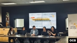 Tendencias en América Latina para limitar el ejercicio del periodismo, mesa del evento de la Red Voces del Sur.