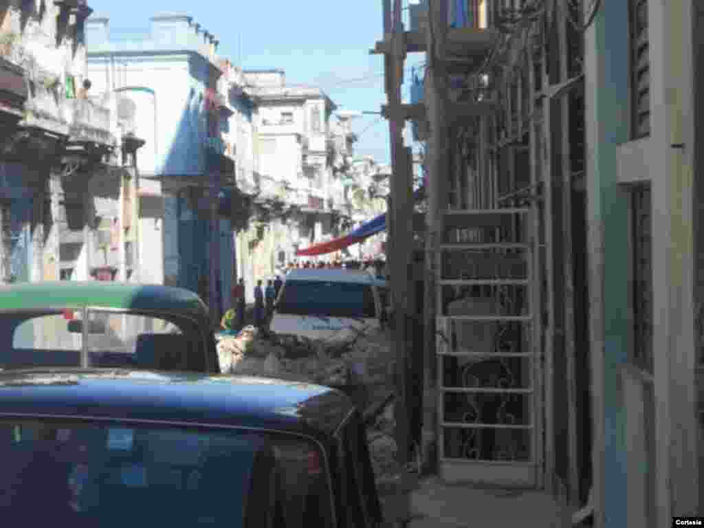 Brigadas de Respuesta Rápida realizan acto de repudio a las Damas de Blanco frente a su sede en Centro Habana