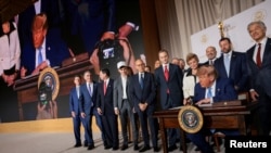 El presidente Trump firma una Orden Ejecutiva en la Casa Blanca. 