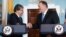 El Secretario de Estado de Estados Unidos Mike Pompeo y el canciller colombiano Carlos Holmes Trujillo se saludan al iniciar en Washington el Octavo Diálogo de Alto Nivel entre los dos gobiernos (Foto: Saul Loeb/AFP).