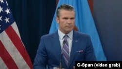 El secretario de Guerra, Pete Hegseth, habla a la prensa desde el Pentagono en una imagen de archivo