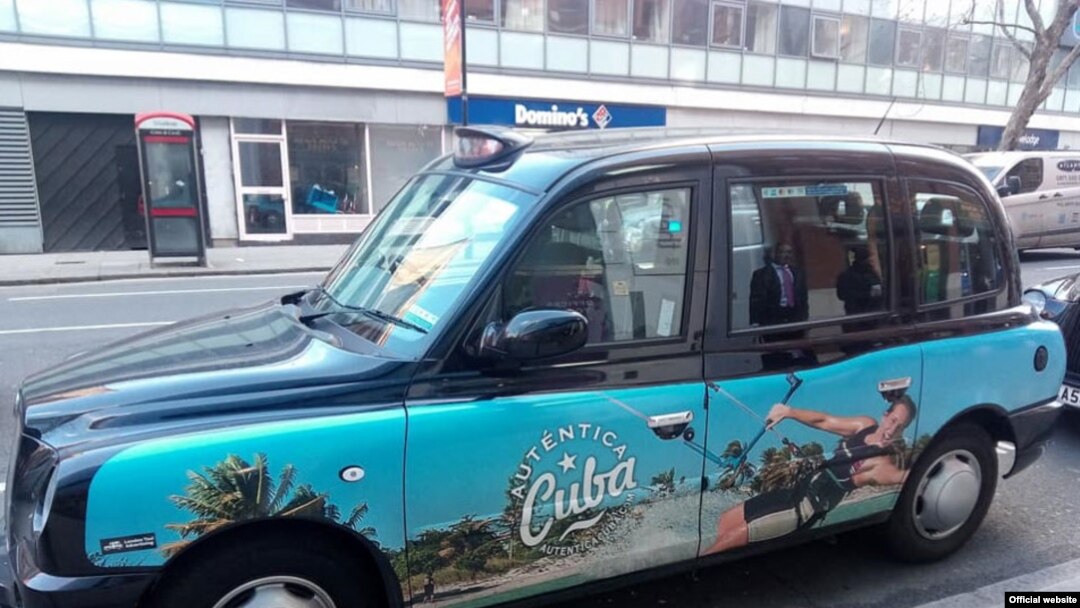 Unos 90 taxis como este circulan por Londres empapelados en publicidad turística cubana, buscando compensar la baja en los viajes de estadounidenses.
