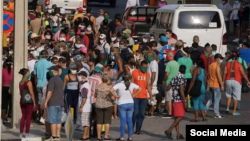 Una cola en Cuba en plena pandemia de COVID-19 (Foto: Palabra Nueva)