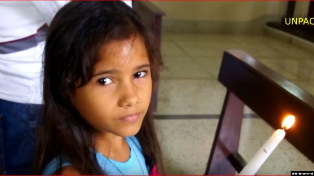 La niña es hija de María Herrera Alfonso, y del opositor encarcelado Yeider Fuentes, miembro de la Unión Patriótica de Cuba. (Video UNPACU)