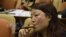 LA HABANA (CUBA), 26/02/2013.- Una mujer fuma un habano mientras escucha al comité organizador del XV Festival del Habano 