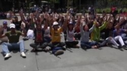 Maduro baila mientras venezolanos protestan en las calles