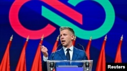 Peter Magyar en conferencia de prensa tras su victoria en la elecciones legislativas, en Budapest, Hungría. 