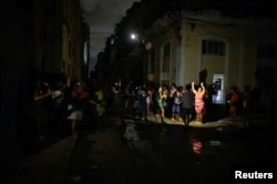 Protesta en una calle de La Habana por el apagón general, el 21 de octubre de 2024. (REUTERS/Norlys Perez )