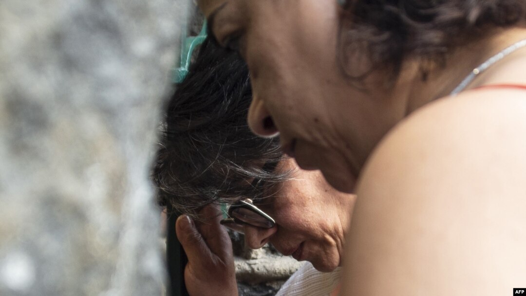 Familiares de los tripulantes mexicanos fallecidos en el accidente aéreo, en la Ciudad de México. 
