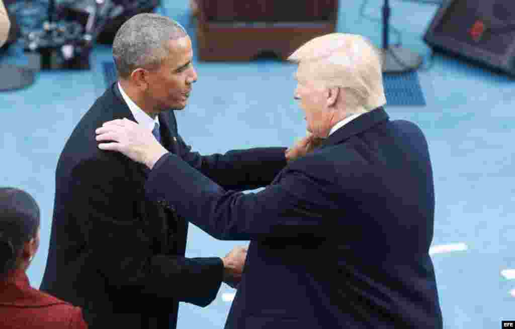 El presidente electo de EE.UU., Donald Trump (d), saluda al presidente saliente, Barack Obama, antes de su investidura como el 45º presidente de los Estados Unidos en una ceremonia ante el Capitolio, en Washington DC (EE.UU.) hoy, 20 de enero de 2017.