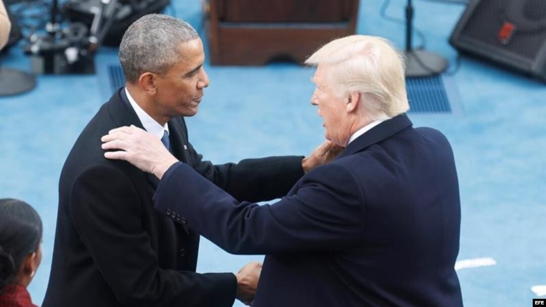 El presidente electo de EE.UU., Donald Trump (d), saluda al presidente saliente, Barack Obama, antes de su investidura como el 45º presidente de los Estados Unidos en una ceremonia ante el Capitolio, en Washington DC (EE.UU.) hoy, 20 de enero de 2017.