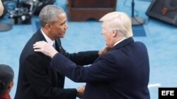 El presidente electo de EE.UU., Donald Trump (d), saluda al presidente saliente, Barack Obama, antes de su investidura como el 45º presidente de los Estados Unidos en una ceremonia ante el Capitolio, en Washington DC (EE.UU.) hoy, 20 de enero de 2017.