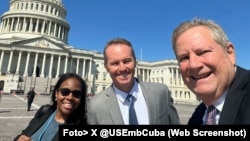 Mike Hammer junto a funcionarios del Departamento de Estado en el Congreso para informar sobre la situación en Cuba 