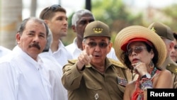 Raúl Castro, conversa con Daniel Ortega y Rosario Murillo, en Santiago de Cuba, Cuba, el 26 de julio de 2013. Alejandro Ernesto/Pool vía REUTERS/. Esta misma semana el Parlamento Europeo aprobó resoluciones que condenan a estos dos regímenes.