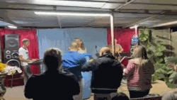 Jonathan toca la pianola en un servicio de la iglesia Tiempo de Cosecha, en Morón, que lleva su padre, el pastor Elier Muir.