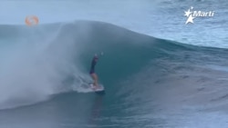 Las mujeres compiten por primera vez en el abierto de surfing de Pipeline en Hawái