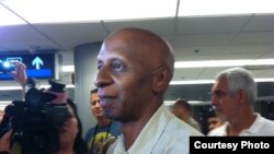 Guillermo Fariñas tras su arribo al Aeropuerto Internacional de Miami (MIA).