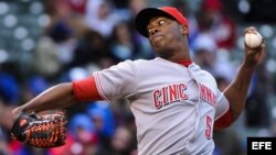 Aroldis Chapman, lanza una bola ante los Cubs durante un juego de la MLB 