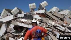 Uno de tantos edificios colapsado por los terremotos en La Guaira. 