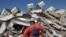 Uno de tantos edificios colapsado por los terremotos en La Guaira. 