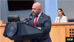 Vicegobernador de Florida, Jay Collins, durante su ponencia en el V Congreso Anticomunista en Miami. (OCB)
