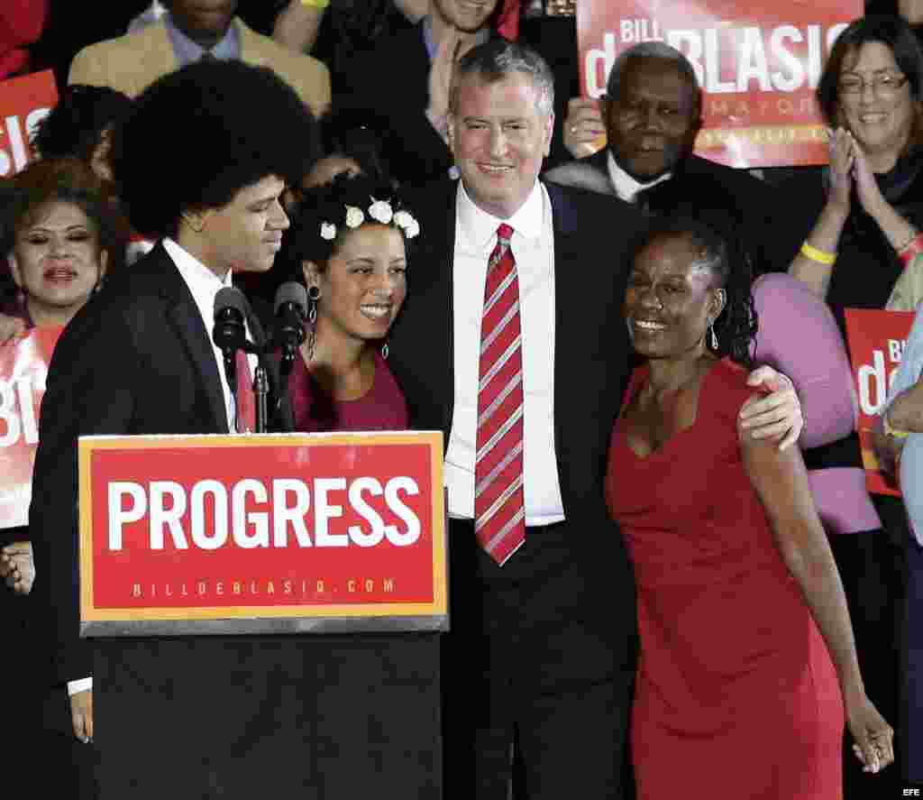 Bill De Blasio (2ºdcha) abraza a su hija Chiara (2ºizda), su hijo Dante (izda) y su mujer, Chirlane McCray (dcha), tras conocer su triunfo en las elecciones a la alcaldía de Nueva York.  