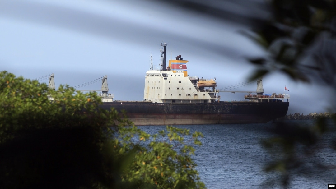 Fotografía del barco norcoreano Chong Chon Gang, que partió hoy sábado hacia Cuba