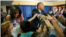 Obama saluda a hijos de diplomáticos en Cuba.