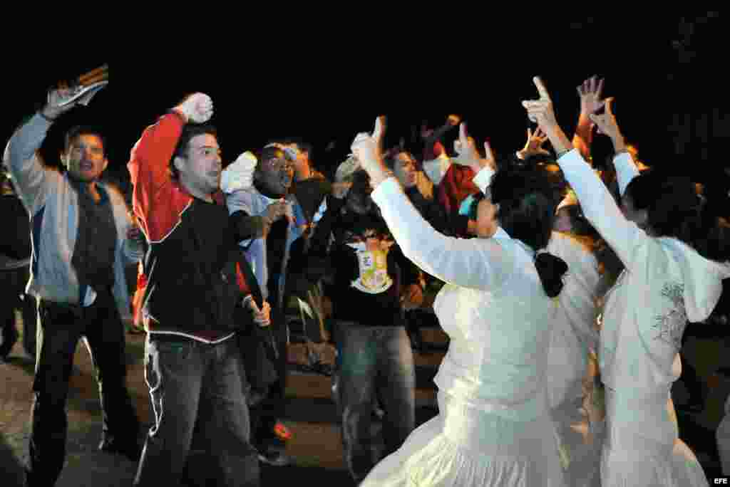 Archivo. Las Damas de Blanco son hostigadas por una turba de 200 seguidores del Gobierno cubano durante una marcha en el centro de La Habana, Cuba, por el Día Internacional de los Derechos Humanos.