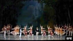 Foto de archivo. Bailarines danzan durante la representación de "El Lago de los Cisnes", del compositor Piotr Chaikovsky, en la 8ª edición del Festival Internacional Mariinsky en San Petersburgo, Rusia. 