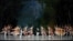 Foto de archivo. Bailarines danzan durante la representación de "El Lago de los Cisnes", del compositor Piotr Chaikovsky, en la 8ª edición del Festival Internacional Mariinsky en San Petersburgo, Rusia. 