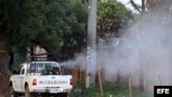 Archivo: Un vehículo del sector de salud fumiga los lugares que son foco del Dengue en Santa Cruz Bolivia.