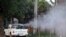 Archivo: Un vehículo del sector de salud fumiga los lugares que son foco del Dengue en Santa Cruz Bolivia.
