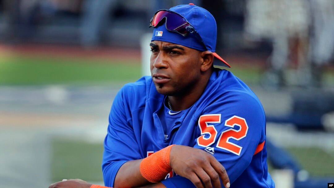 En esta imagen del 20 de julio de 2019, el jardinero cubano de los Mets de Nueva York Yoenis Céspedes calienta antes del juego ante los Yanquis de Nueva York, en Nueva York. (AP Foto/Julie Jacobson, Archivo)