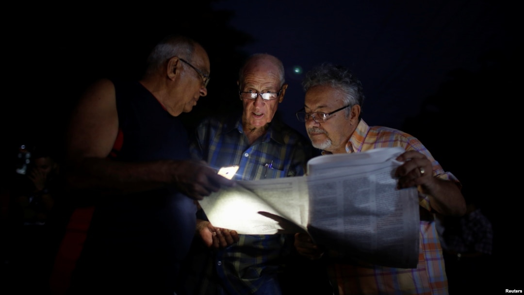 Cubanos leen proyecto de reforma constitucional.