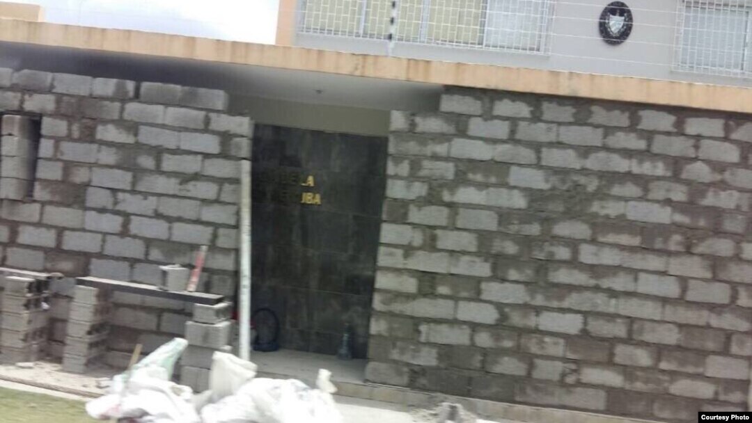 Edificación de un muro protector en la embajada de Cuba en Caracas.