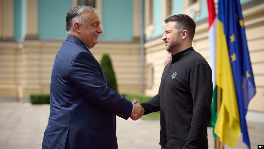 El encuentro entre el primer ministro húngaro, Viktor Orbán (izq.), y el presidente ucraniano, Volodymyr Zelenskyy, en Kyiv, el 2 de julio de 2024