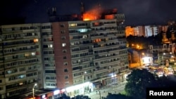 Un incendio arde en la azotea de un edificio residencial de 10 plantas después de que un dron se estrellara contra el edificio en Galati, Rumania.