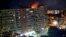 Un incendio arde en la azotea de un edificio residencial de 10 plantas después de que un dron se estrellara contra el edificio en Galati, Rumania.