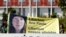 Simpatizantes del grupo ecologista Greenpeace sostienen pancarta con una imagen de la activista brasileña Ana Paula durante una protesta frente a la embajada de Rusia en Brasil