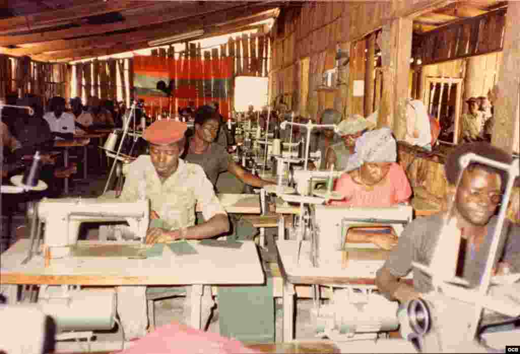 Hombres y mujeres de Jamba fabrican uniformes para las guerrillas.