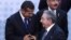 Ollanta Humala conversa con Raúl Castro durante la VII Cumbre de jefes de Estado y de Gobierno de las Américas.