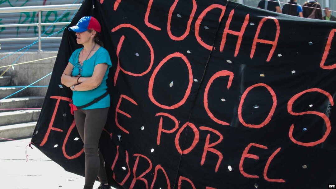 Opositores bloquean diferentes vías hoy, martes 8 de agosto de 2017, durante una manifestación en Caracas.