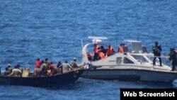 13 cubanos rescatados por la Marina de México en aguas de Yucatán.